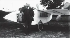  ?? ROL ?? Le comte de la Vaulx pose devant le monoplan imaginé et conçu pour lui par Victor Tatin.
