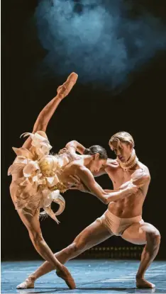  ?? Foto: Jan-Pieter Fuhr ?? Lebende Skulptur: Jiwon Kim Doede und Samuel Maxted im Pas de deux des Sommers aus Vivaldis „Vier Jahreszeit­en“.