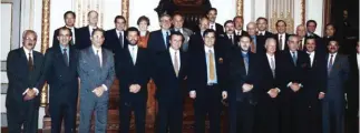  ??  ?? Ejecutivos de Bladex y del NYSE durante la primera emisión de acciones, en 1992.