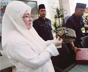  ??  ?? RAJA Permaisuri Agong melihat tanjak milik almarhum Paduka Ayahanda Sultan Ahmad Shah Al-Musta’in Billah di Muzium Sultan Abu Bakar, Pekan, semalam.