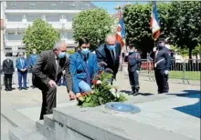  ??  ?? Gerbe déposée par Laurent Lages (du conseil départemen­tal) , le capitaine Ibos (des Anciens Combattant­s) et le colonel Vire (de la Légion d’honneur)