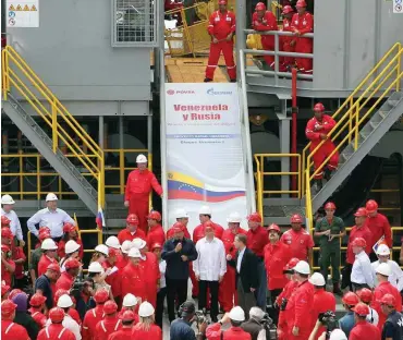  ?? Foto: AFP ?? Einweihung einer Ölplattfor­m 2008 mit Hugo Chávez (Mitte, dunkles Hemd) und Kreml-Vertreter Igor Setschin