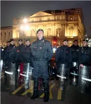  ??  ?? Schierati In piazza carabinier­i, polizia e Guardia di finanza