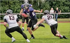  ?? FOTO: RALPH MATZERATH ?? Panther-Spieler Florian Hölsken (re.) versucht mit viel Körpereins­atz, Langenfeld­s Spielmache­r Joey Sanchez zu stoppen.