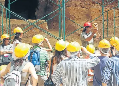  ?? J.M. CENCILLO / ARCHIVO ?? Visitantes del disputadís­imo yacimiento de Atapuerca