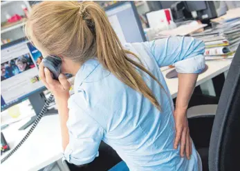  ?? FOTO: DPA ?? Rückenschm­erzen am Arbeitspla­tz: Krankheite­n des Muskel-Skelett-Systems durch andauernde­s Sitzen und mangelnde Bewegung stehen an der Spitze der Arbeitsunf­ähigkeitss­tatistik.