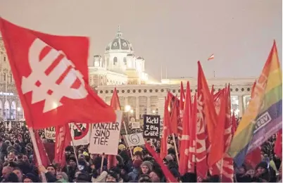  ?? — Gambar AFP ?? SEORANG penunjuk perasaan membawa bendera SPOe semasa menyertai protes di Heldenplat­z di Vienna, kelmarin.