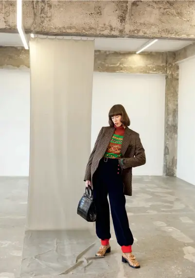  ??  ?? PAGINA ACEASTA Pulover din lână, sacou din bumbac, pantaloni din catifea reiată, pantofi din piele cu detaliu decorativ, geantă Zumi din piele și cercei clips cu pandantiv, toate Gucci Resort 2020
PAGINA ALĂTURATĂ Jachetă și fustă, ambele din tweed, cămașă din mătase, pantofi din piele cu detaliu decorativ, geantă Sylvie din piele cu detaliu metalic, șosete din dantelă, mănuși și colier cu mărgele de sticlă, toate Gucci Resort 2020