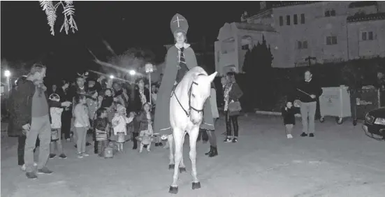  ?? Foto: Lena Kuder ?? Hoch zu Ross: Sankt Martin führte den Tross der Laternenki­nder und Eltern an.