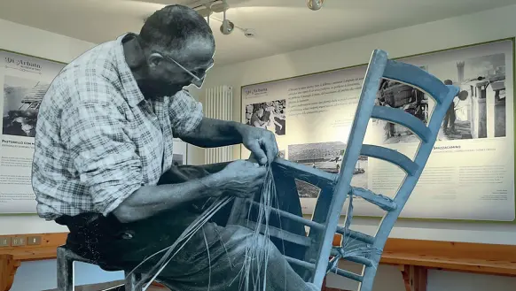 ?? ?? Mestieri perduti Nella foto «L’impagliato­re di sedie» di Rodolfo Rensi, 1950. Nella mostra «Etnogame» rivolta ai giovani, un gioco sulle prpfession­i antiche