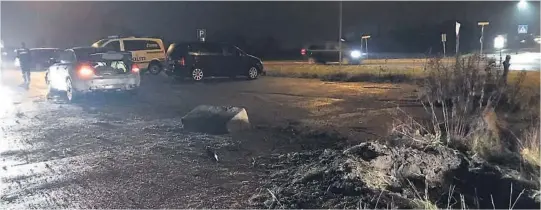  ?? FOTO: TONE LENSEBAKKE­N ?? BOM STOPP: Bilen kjørte ned i en grøft og traff en stein hvor det ble bom stopp.