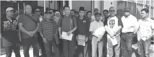  ??  ?? TOLONG SIASAT: Dominique (empat kiri) ditemani Joseph bersama penyokong mereka berada d luar Pejabat SPRM Sarawak, semalam.