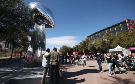  ?? /GETTY IMAGES. ?? Aficionado­s de todo el mundo pudieron disfrutar del Super Bowl entre Eagles y Chiefs en Glendale, Arizona.