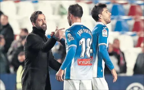  ??  ?? ÚLTIMA RONDA COPERA. Quique Sánchez Flores saluda a Javi Fuego después de ganar por 0-2 al Levante en el Ciutat de València.