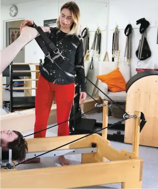  ?? MAIN PHOTO: FRANK MCGRATH ?? Feel the burn: Pilates mentor and studio practition­er Katie Holmes workswith Caomhan as he practises ‘Short Spine’ on the reformer and (inset below) Meghan Markle leaves her Pilates class