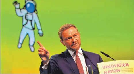 ?? FOTO: AFP ?? Da geht’s lang: FDP-Chef Christian Lindner gibt beim Parteitag die Richtung vor – nach vorne.