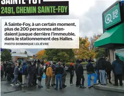  ?? PHOTO DOMINIQUE LELIÈVRE ?? À Sainte-foy, à un certain moment, plus de 200 personnes attendaien­t jusque derrière l’immeuble, dans le stationnem­ent des Halles.