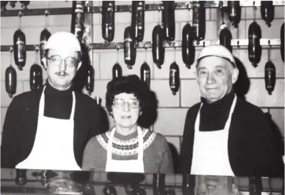  ?? PROVIDED ?? ABOVE: Arnold Loeb (left) with parents Irene and Eugene at Romanian Kosher Sausage Co., 7200 N. Clark St.