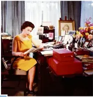  ??  ?? Queen Elizabeth II in her study with various dispatch boxes in 1969