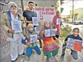  ?? RAJ K RAJ/HT PHOTO ?? Family of INA veteran Sube Singh shows documents related to his service in the force at their Tikri Kalan house.