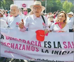  ?? ?? A la altura del Ángel de la Independen­cia se vio al excandidat­o presidenci­al del PRI Francisco Labastida Ochoa, el exrector de la UNAM José Narro Robles y la senadora priista Claudia Ruiz Massieu. Expertos en cálculos de masas dijeron que a la marcha asistieron más de 600 mil personas