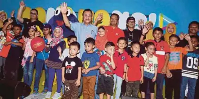  ?? [FOTO HAIRUL ANUAR RAHIM /BH] ?? Osman diiringi Pengarah Urusan Kumpulan Media Prima Berhad, Datuk Kamal Khalid (lima dari kanan) di Karnival Jom
Heboh, Angsana Mall Johor Bahru, semalam.