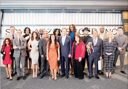  ??  ?? En la imagen aparecen, atrás de izquierda a derecha: Matt Iseman, Laila Ali, Ricky Williams, Porsha Williams, Lisa Leslie, Boy George, Eric Dickerson y Chael Sonnen; al frente, en el mismo orden: Nicole Polizzi, Carson Kressley, Brooke Burke, Vince...