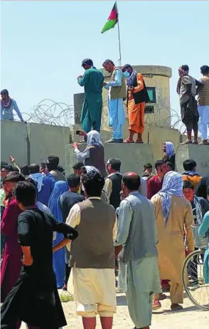  ?? EFE ?? Una marea de afganos se agolpa en los muros del aeropuerto de Kabul, ayer