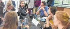  ?? FOTO: HAENDLE HANS ?? Für den Beruf des Journalist­en stand das Gränzbote-Team mit Christian Gerards und Lilia Ben Amor Rede und Antwort.