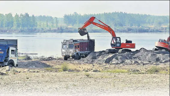  ?? HT FILE PHOTO ?? Fourteen of the state’s 22 districts have sand quarries, and there are allegation­s that local MLAS have the contracts.