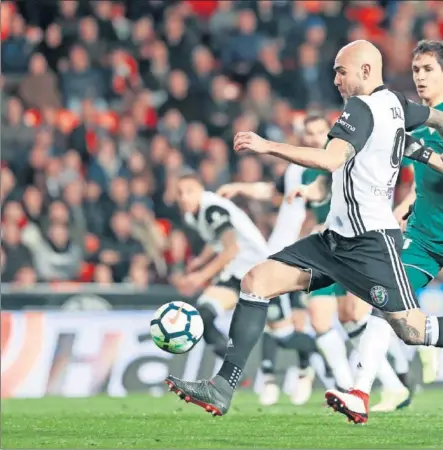  ??  ?? VUELTA AL GOL. Simone Zaza, en una carrera con balón, durante el partido contra el Betis del pasado fin de semana.