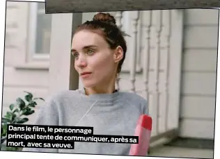  ??  ?? Dans le film, le personnage principal tente de communique­r, après sa mort, avec sa veuve.