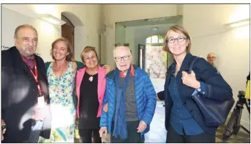  ?? (Photo Franz Chavaroche) ?? Jean-Claude Carrière, Irina Brook, Marie-Louise Gourdon, Peter Brook et Françoise Nyssen, ministre de la Culture, avant l’hommage rendu hier après-midi au créateur des Bouffes du Nord.