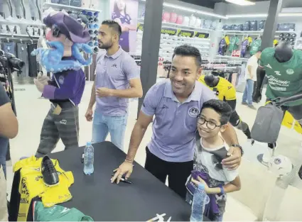  ?? FOTO: ADRIÁN SIMENTAL ?? Marco Fabián posando con los aficionado­s en la sesión de autógrafos.