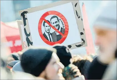  ?? FLORIAN WIESER / EFE ?? Manifestac­ión ayer en Viena contra el nuevo Ejecutivo de democristi­anos y ultraderec­histas