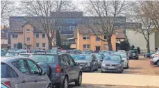  ?? FOTO: BERND ADLER ?? Blick vom Bechtergar­ten auf den Neubau: Das Gründerzen­trum rückt nahe an die bestehende Wohnhausbe­bauung heran und reicht bis zur Firma EBZ (rechts).