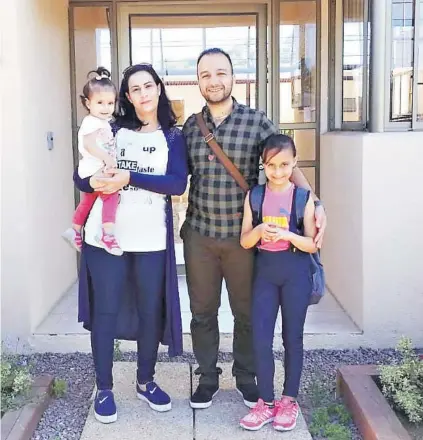  ??  ?? ► La familia Alshehawi en el frontis de su hogar en Villa Alemana.