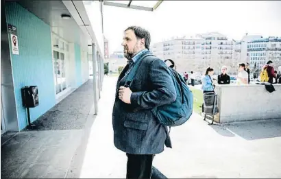  ?? XAVIER CERVERA ?? El exvicepres­ident Oriol Junqueras, la semana pasada camino de la Universida­d de Vic, en Manresa