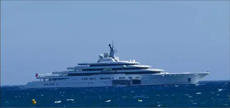  ?? (Photo R.Y.) ?? L’Éclipse, l’un des plus imposants yachts du monde était ce week-end au large de la plage de Juan-les-Pins…