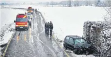  ?? FOTO: FEUERWEHR SCHEMMERHO­FEN ?? Bei einem Unfall auf der Straße zwischen Alberweile­r und Schemmerho­fen sind zwei Personen verletzt worden.