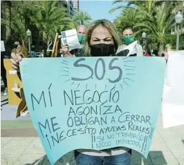  ?? EUROPA PRESS ?? Una mujer protesta por el cierre de la hostelería