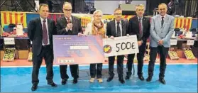  ??  ?? Las federacion­es de Peñas de Lleida Sud y Barcelonès Oest entregaron sus cheques