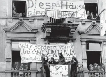  ?? Foto: dpa/Roland Witschel ?? Herbst 1979: ein besetztes Haus im Frankfurte­r Westend