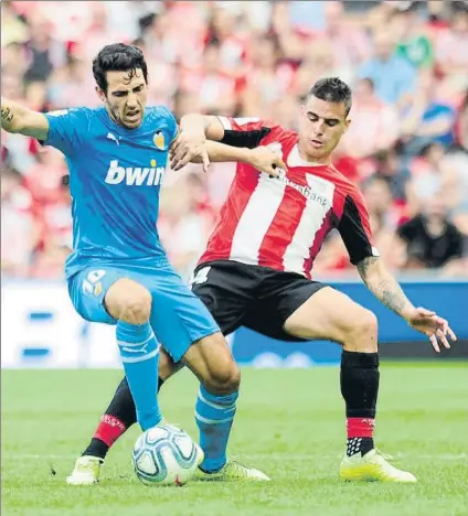  ?? FOTO: JUAN ECHEVERRÍA ?? Lucha por Europa Dani García intenta robar el balón a Parejo durante el partido frente al Valencia en San Mamés