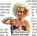  ??  ?? Neustrašiv­a: Dušica drži zmiju