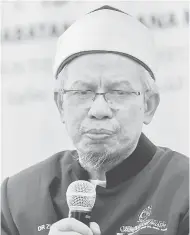  ?? — Gambar Bernama ?? PELANCARAN: Dr Zulkifli Mohamad Al-Bakri ketika sidang media Sempena 100 hari sebagai Menteri Di Jabatan Perdana Menteri di Masjid Mahmoodiah, Putrajaya, semalam.