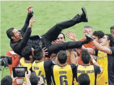  ?? FOTO: AFP ?? Los jugadores le hicieron un manteo a Simeone, tras la consagraci­ón en el Nou Camp.