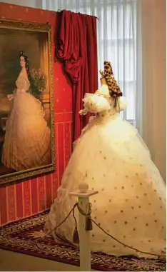  ?? Foto: Erich Echter ?? Eine neue Ausstellun­g über die Kaiserin ist ab Samstag, 5. Mai, im Sisi Schloss in Un terwittels­bach zu sehen, hier Sisis Sternenkle­id.