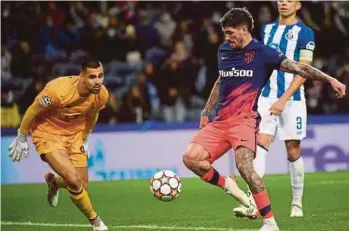  ?? AFP PIC ?? Atletico Madrid’s Rodrigo de Paul (centre) scores the third goal against Porto during Tuesday’s Champions League Group B match at the Dragao Stadium.