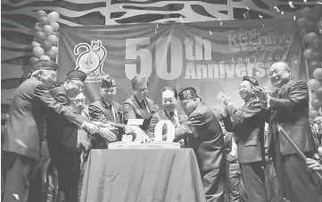  ??  ?? Wong (fourth right) with Sim (third right), Lau (right), Poh (second left) and others at the cake-cutting ceremony.